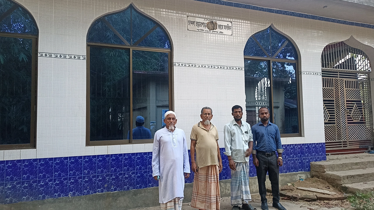 কুমিল্লার ব্রাহ্মণপাড়ায় হুড়ারপাড় হাজী বাড়ী জামে মসজিদে নেমপ্লেট ভাঙচুর। ছবি : কালবেলা