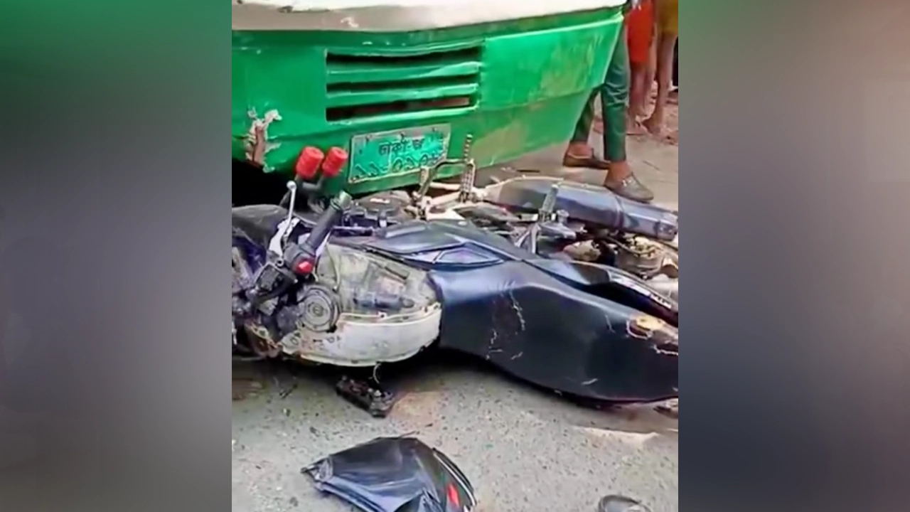 মানিকগঞ্জে বাস ও মোটরসাইকেলের মুখোমুখি সংঘর্ষ। ছবি : কালবেলা