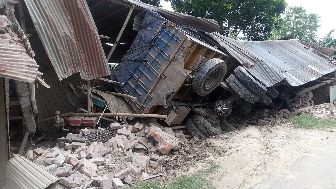 নিয়ন্ত্রণ হারিয়ে পাথরবোঝাই ট্রাক রাইস মিলে। ছবি : কালবেলা