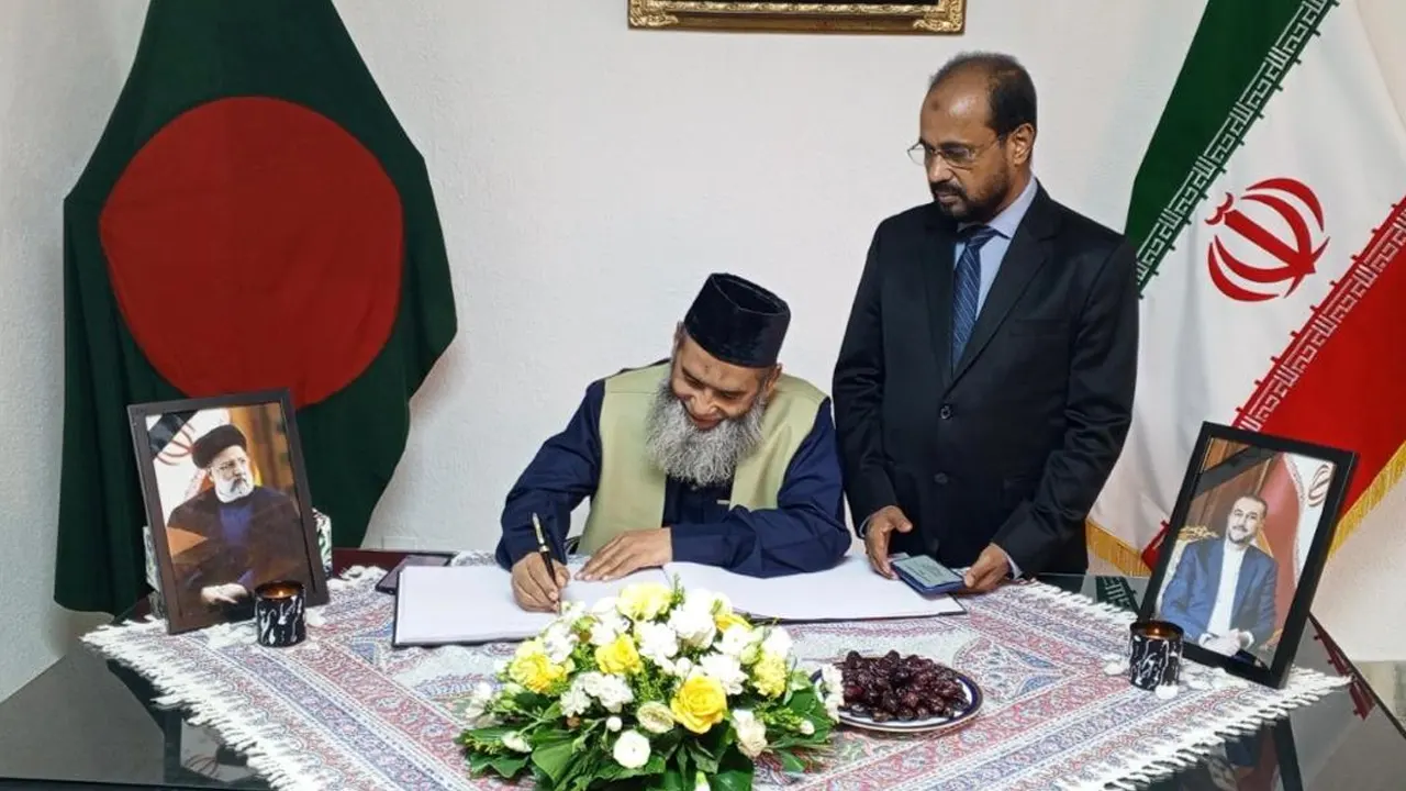 ইরানের প্রেসিডেন্ট ইব্রাহিম রাইসির নিহত হওয়ার ঘটনায় শোক বইয়ে স্বাক্ষর করেন জামায়াতে ইসলামীর নায়েবে আমির অধ্যাপক মুজিবুর রহমান। সৌজন্য ছবি