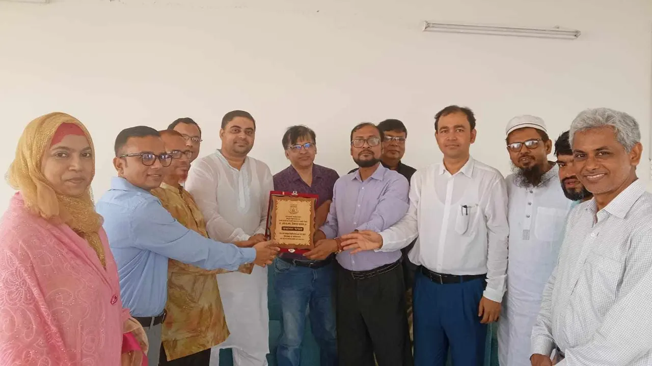 জগন্নাথ বিশ্ববিদ্যালয়ে বিভিন্ন দায়িত্ব ও পদোন্নতিপ্রাপ্ত সহকর্মীদের সংবর্ধনা দিয়েছে বিশ্ববিদ্যালয় বিএনপিপন্থি শিক্ষকদের সংগঠন সাদা দল। ছবি : কালবেলা