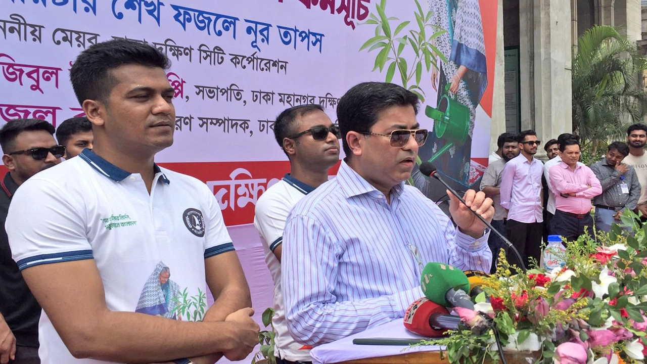 ঢাকা মহানগর দক্ষিণ ছাত্রলীগ আয়োজিত বৃক্ষরোপণ কর্মসূচি ও চারা বিতরণ কার্যক্রমের উদ্বোধনী অনুষ্ঠানে কথা বলেন মেয়র ব্যারিস্টার শেখ ফজলে নূর তাপস। ছবি : কালবেলা
