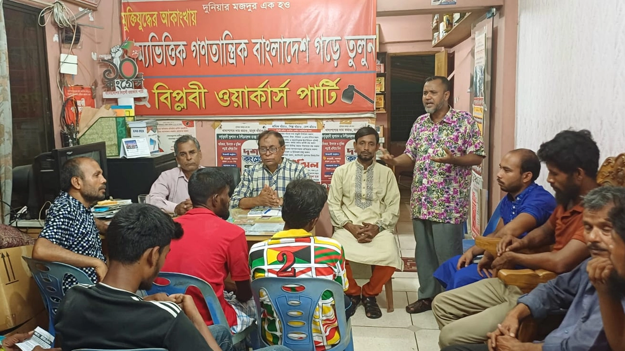 বিপ্লবী ওয়ার্কার্স পার্টির কেন্দ্রীয় কার্যালয়ে সাধারণ সম্পাদক সাইফুল হক। ছবি : কালবেলা