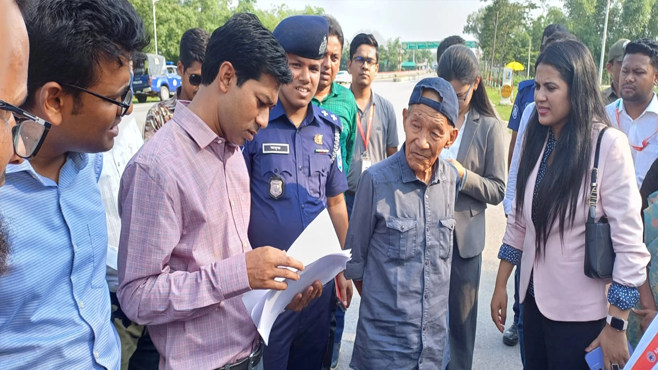 বাংলাবান্ধা ইমিগ্রেশনে নেপালি নাগরিক বীর বাহাদুরকে হস্তান্তর প্রক্রিয়া। ছবি : কালবেলা