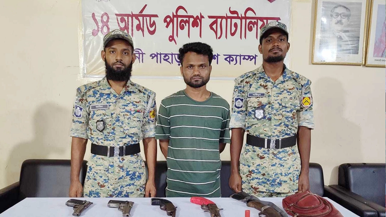 গ্রেপ্তারকৃত আরসা সদস্য। ছবি : কালবেলা