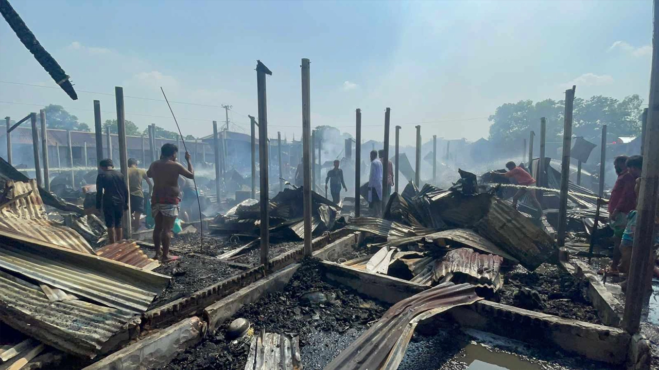 আগুনে পুড়ে যাওয়া বাড়ি। ছবি : কালবেলা