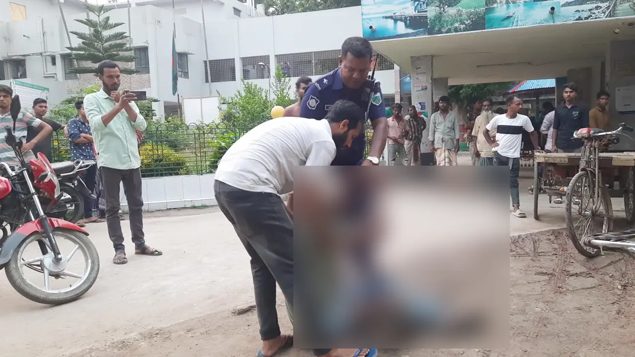 হামলায় আহত একজন হাসপাতালে নিয়ে আসেন পুলিশ ও স্থানীয়রা। ছবি : কালবেলা