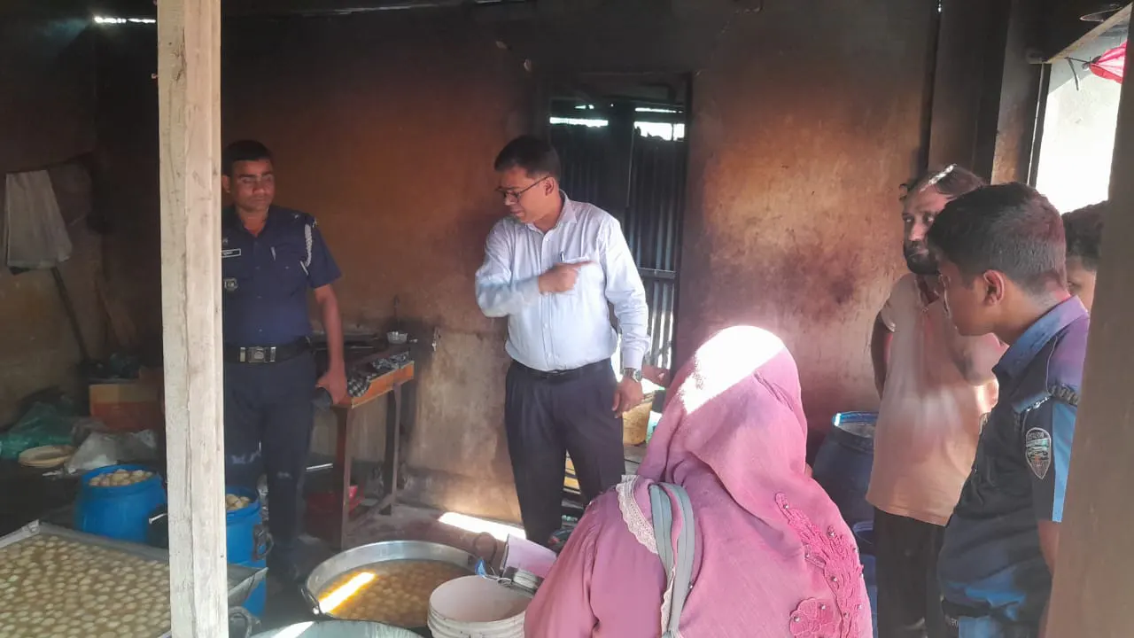কুমিল্লার ব্রাহ্মণপাড়ায় অভিযান পরিচালনা করে উপজেলা প্রশাসন। ছবি : কালবেলা