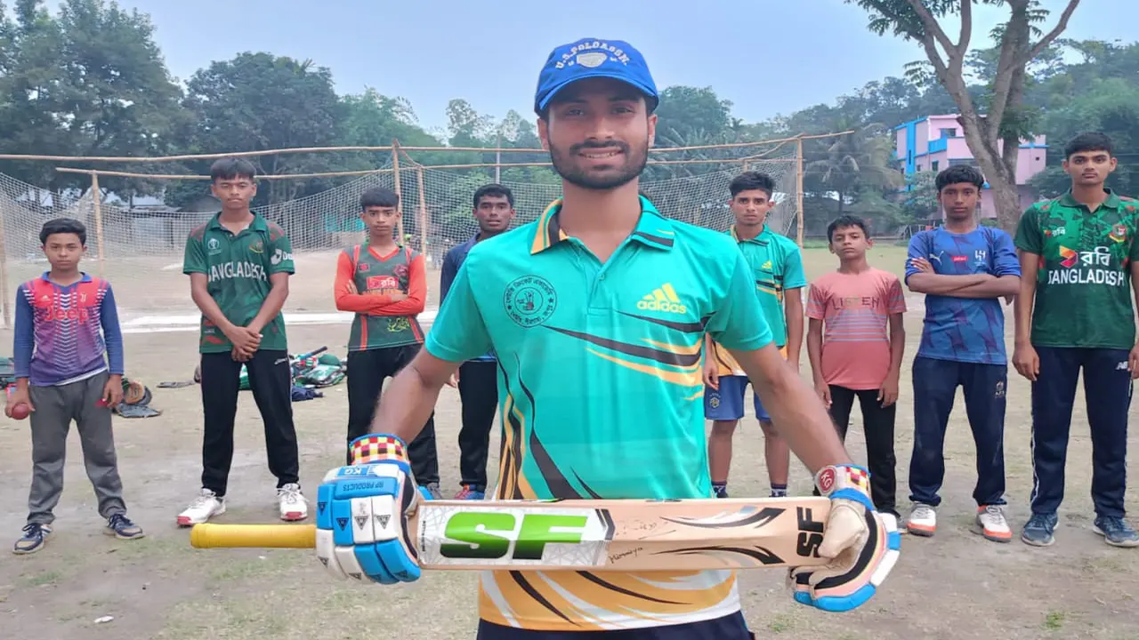 স্বপ্নবাজ তরুণ ইমরান খান মুকুল ও তার প্রশিক্ষণার্থীরা। ছবি : কালবেলা 