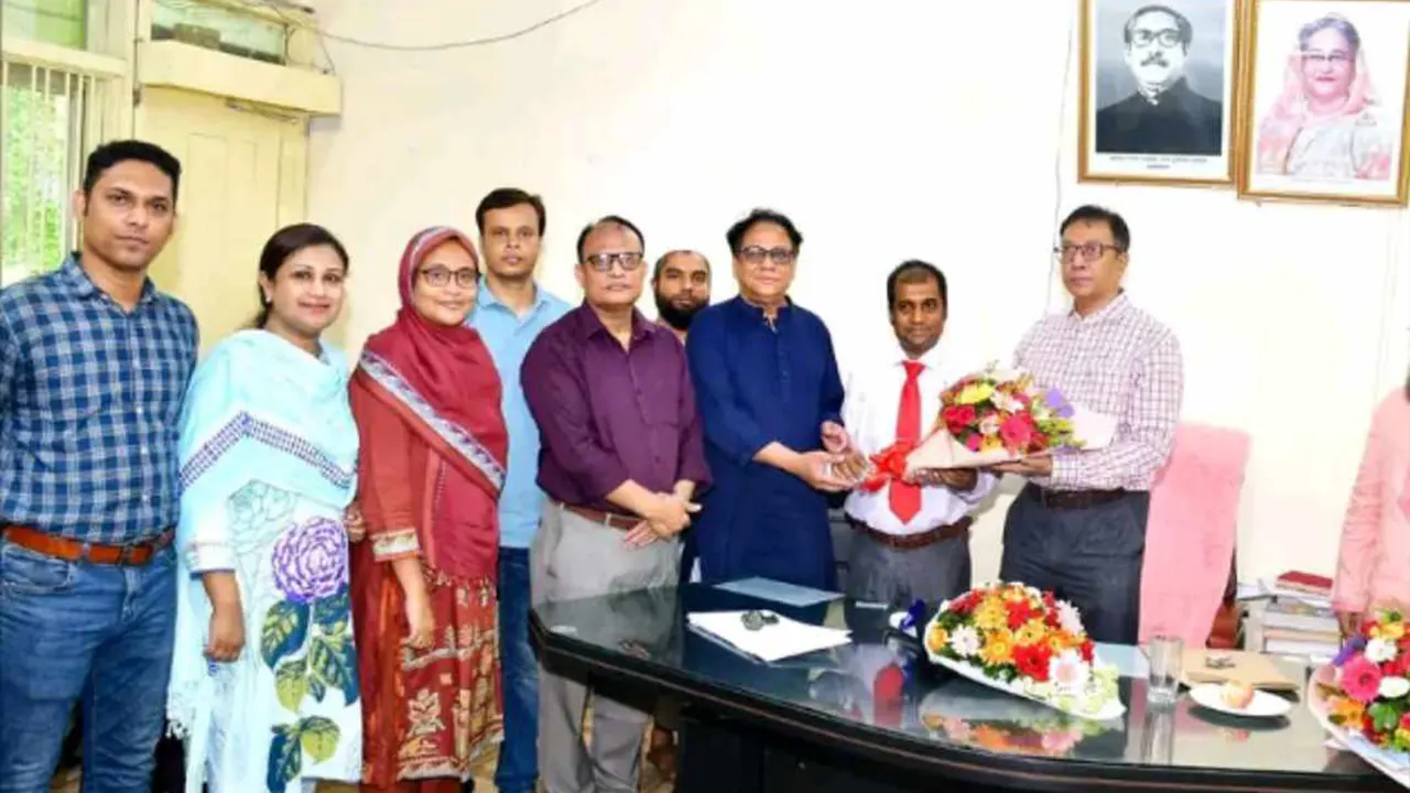 বিভাগের পক্ষ থেকে নতুন সভাপতি অধ্যাপক মুহিউদ্দিন আহমদকে ফুলের তোড়া দিয়ে বরণ করা হয়। ছবি : কালবেলা