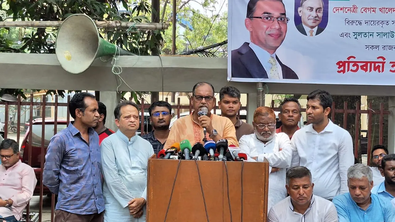 জাতীয় প্রেসক্লাবের সামনে অবস্থান কর্মসূচিতে কথা বলেন বিএনপির ভাইস চেয়ারম্যান শামসুজ্জামান দুদু। ছবি : কালবেলা