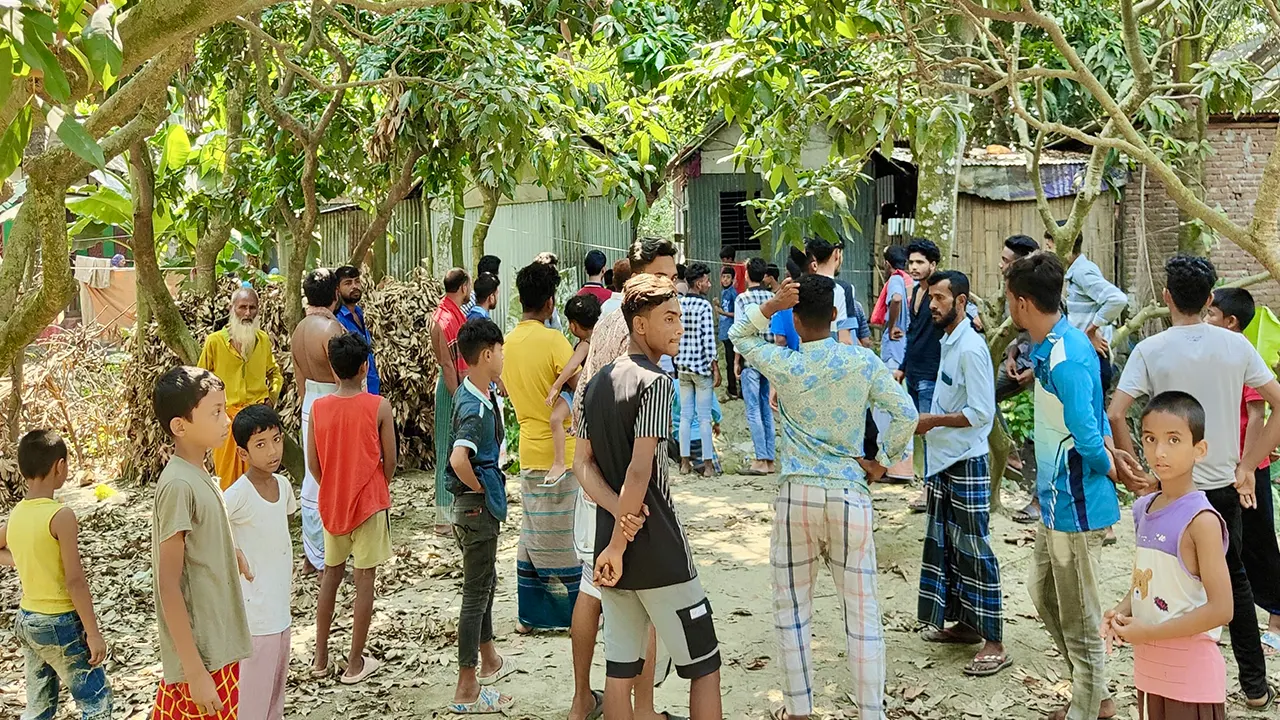 স্ত্রী হত্যার বিষয় জানাজানি হলে উৎসুক এলাকাবাসীর ভিড়। ছবি : কালবেলা