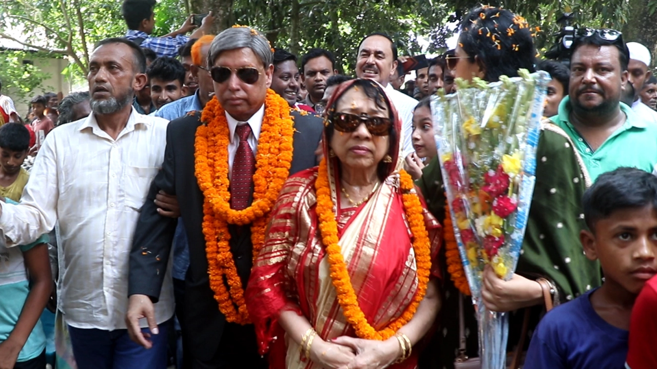 স্ত্রী ও কন্যাকে নিয়ে কিশোরগঞ্জে চালকবিহীন হেলিকপ্টারের আবিষ্কারক বীর মুক্তিযোদ্ধা ড. হুমায়ুন কবির। ছবি : কালবেলা