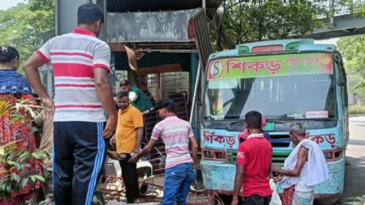 ক্ষতিগ্রস্ত পুলিশ বক্স। ছবি : সংগৃহীত