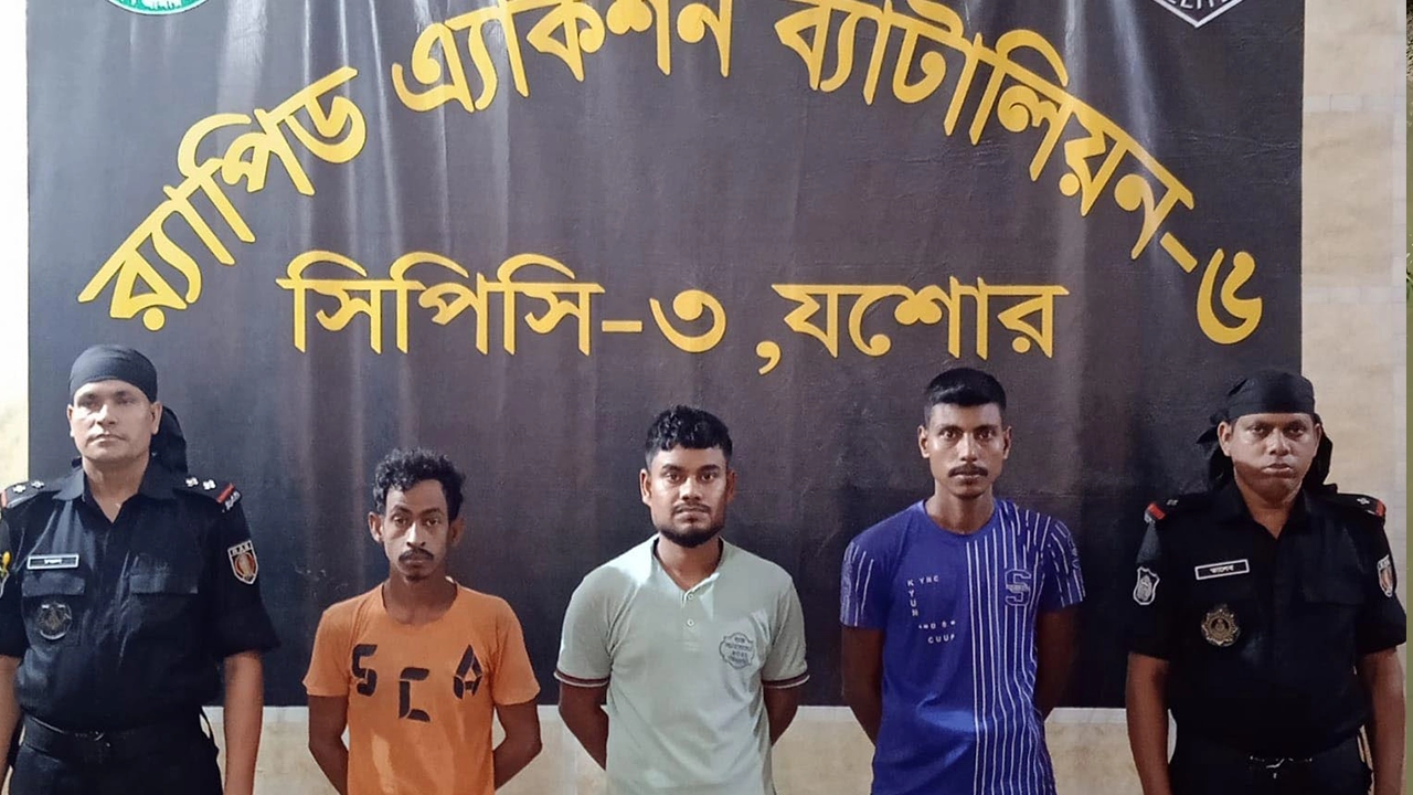 র‍্যাবের হাতে গ্রেপ্তারকৃতরা। ছবি : কালবেলা