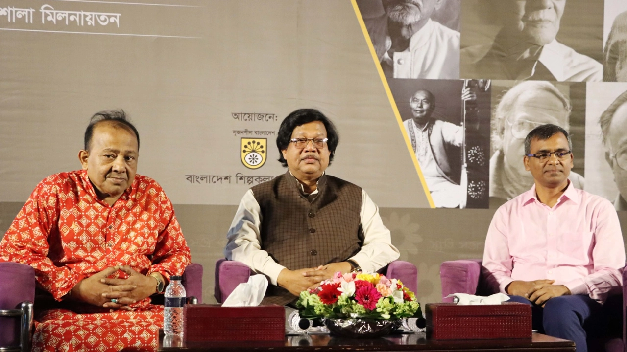 শিল্পকলা অ্যাকাডেমিতে বরেণ্য শিল্পী ও গুণীজনদের নিয়ে আলোচনা ও সাংস্কৃতিক অনুষ্ঠানে অতিথিরা। ছবি : কালবেলা