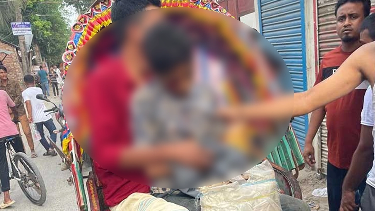 বারুদের বিস্ফোরণে শামীম হোসেনকে হাসপাতালে নেওয়া হচ্ছে। ছবি : কালবেলা
