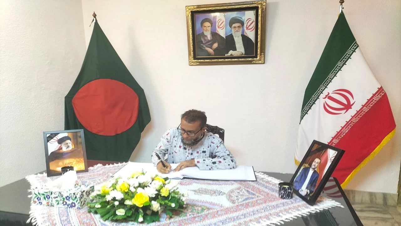 রাইসির মৃত্যুতে শোক বইয়ে স্বাক্ষর করেন তৃণমূল নাগরিক আন্দোলনের সভাপতি মুহাম্মদ মফিজুর রহমান লিটন। ছবি : কালবেলা