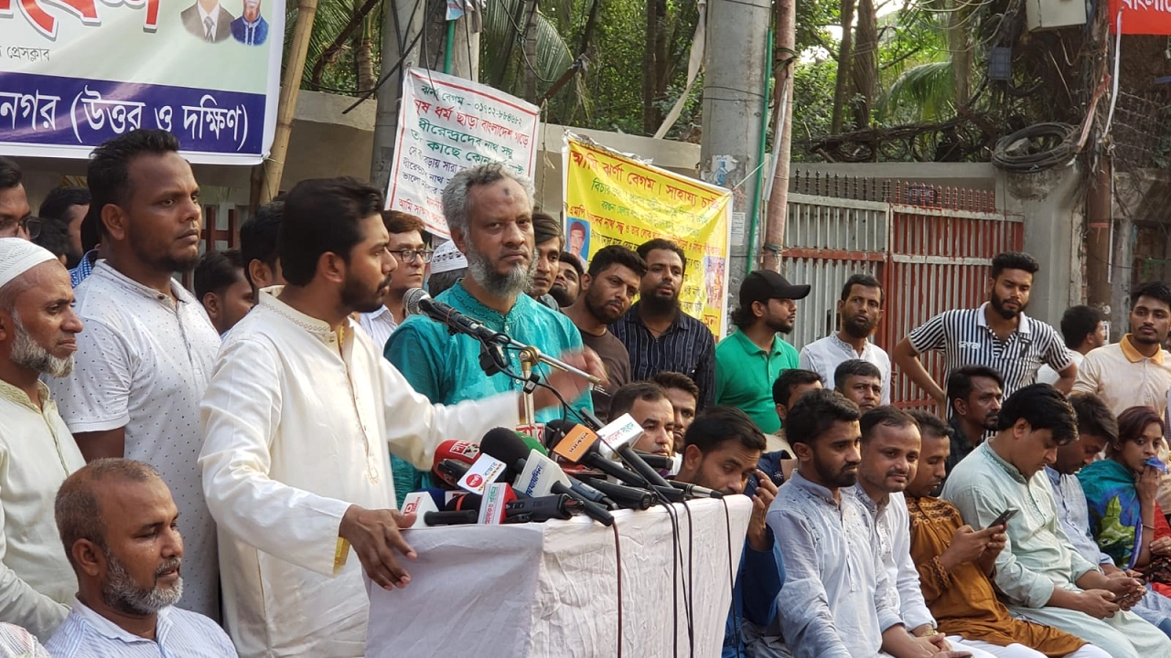 জাতীয় প্রেস ক্লাবের সামনে এক সমাবেশে গণঅধিকার পরিষদের একাংশের সভাপতি নুরুল হক নুর। ছবি : কালবেলা