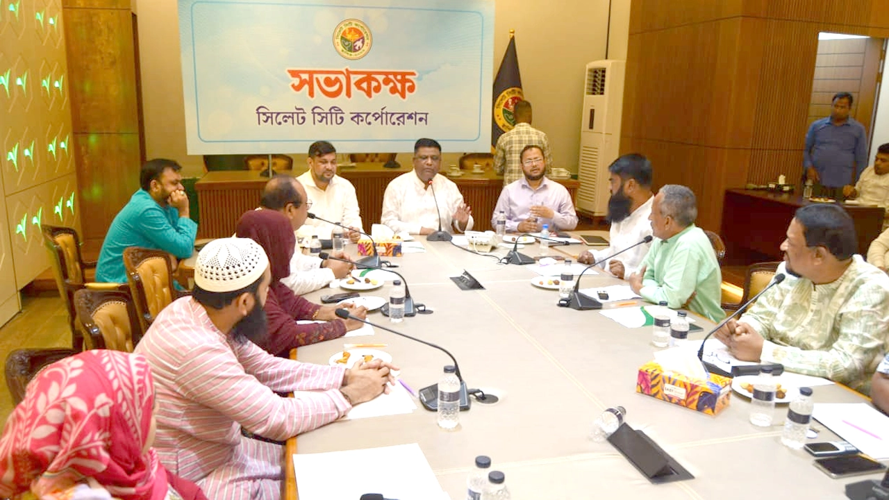 নগর ভবনের সভাকক্ষে এক জরুরি সাধারণ সভায় সিলেট সিটি করপোরেশনের মেয়র মো. আনোয়ারুজ্জামান চৌধুরী। ছবি : কালবেলা