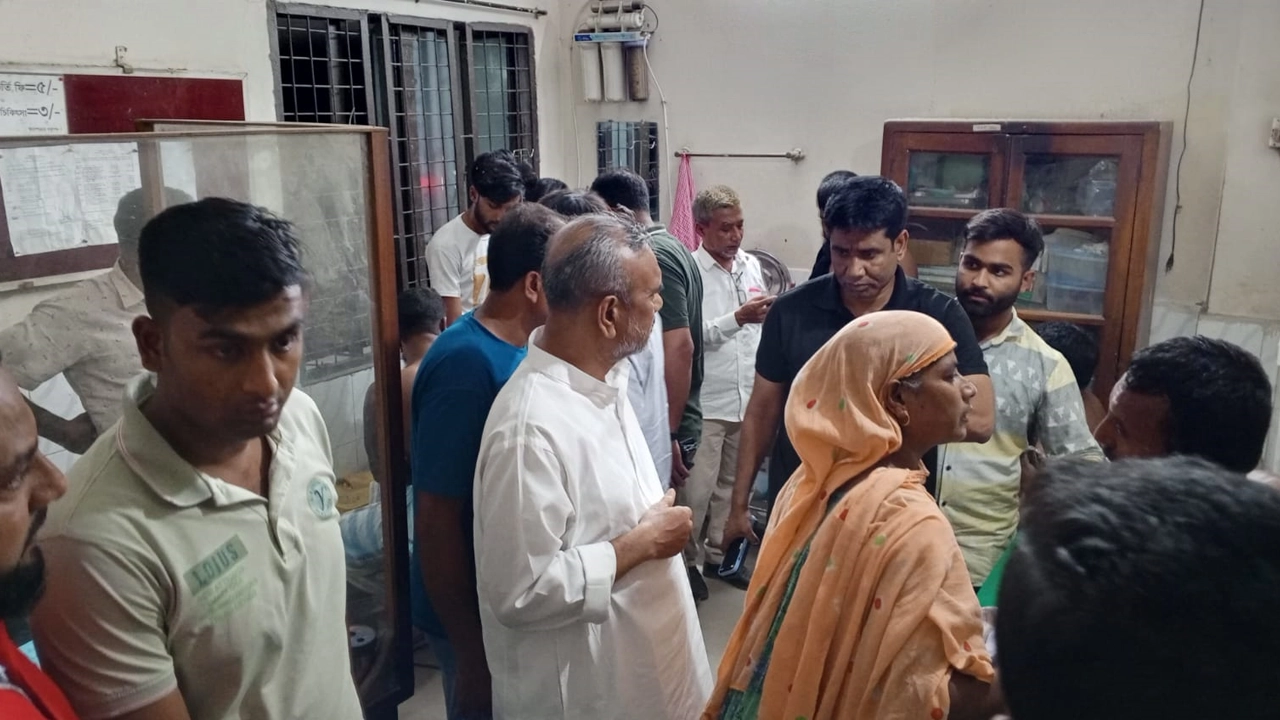 ঈশ্বরদীতে নির্বাচনী প্রচারে আহতদের ঈশ্বরদী উপজেলা স্বাস্থ্য কমপ্লেক্সে ভর্তি করা হয়। ছবি : কালবেলা