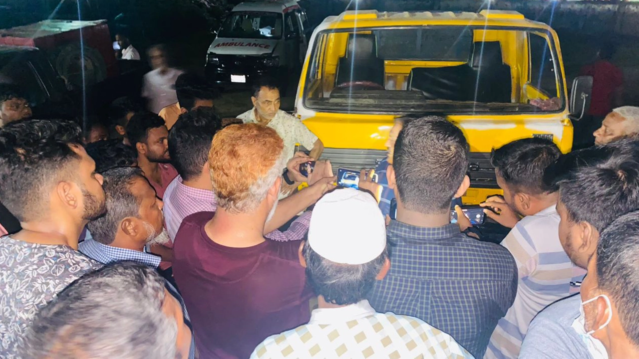 মৌলভীবাজারের কুলাউড়ায় ট্রাকের ধাক্কায় মোটরসাইকেল আরোহী নিহত। ছবি : কালবেলা