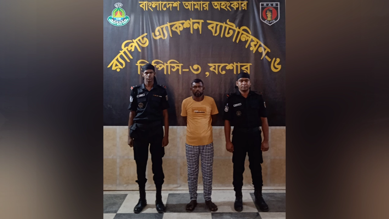 যশোর হামিদপুরে ইজিবাইক চালক মফিজুর রহমান হত্যা মামলার মৃত্যুদণ্ডপ্রাপ্ত আসামি ইকতিয়ার বিশ্বাস গ্রেপ্তার। ছবি : কালবেলা