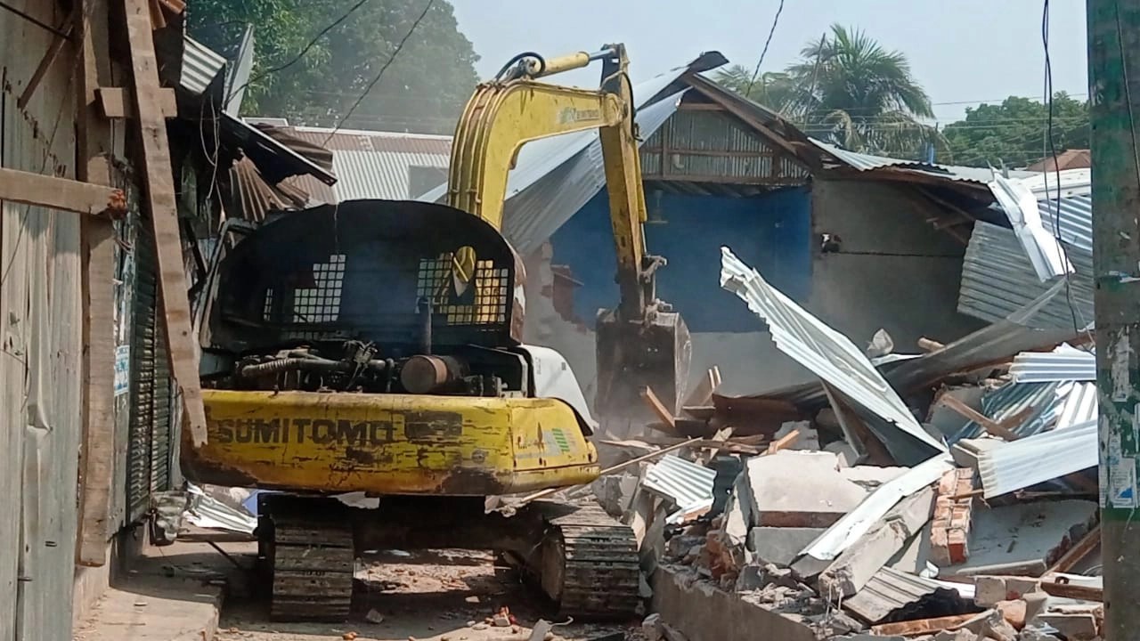নীলফামারীর ডিমলায় অবৈধ স্থাপনা উচ্ছেদ অভিযান। ছবি : কালবেলা