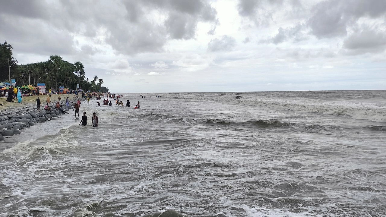 ঘূর্ণিঝড় রেমালের প্রভাবে উত্তাল সাগর। ছবি : কালবেলা