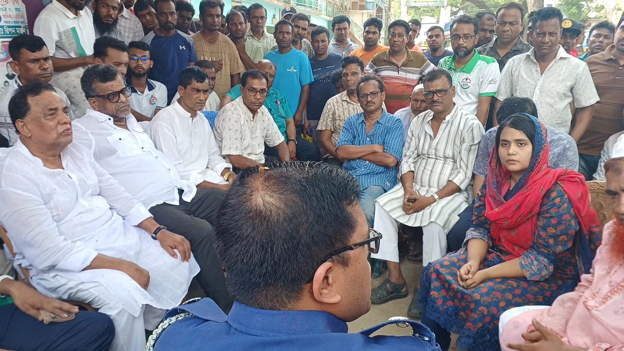 এমপি আনারের বাড়ির সামনে ঘণ্টাব্যাপী অবস্থান কর্মসূচি পালন করেন উপজেলা আওয়ামী লীগের নেতাকর্মীরা। ছবি : কালবেলা
