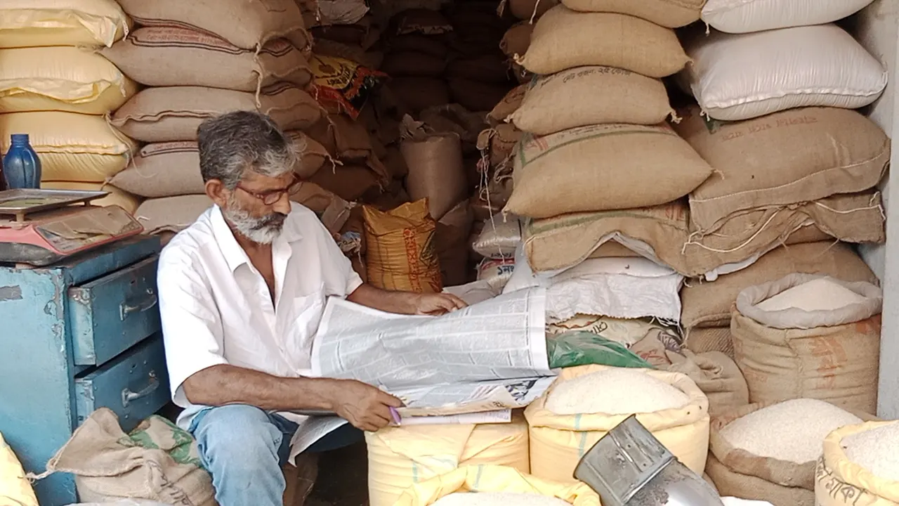 দিনাজপুরের বাহাদুর বাজারের একটি চালের মোকাম। ছবি : কালবেলা