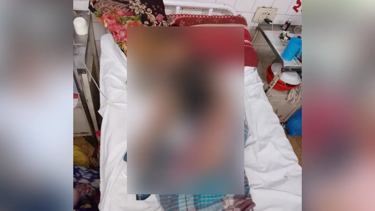 হাসপাতাল চিকিৎসাধীন নির্যাতনের শিকার কিশোর। ছবি : কালবেলা