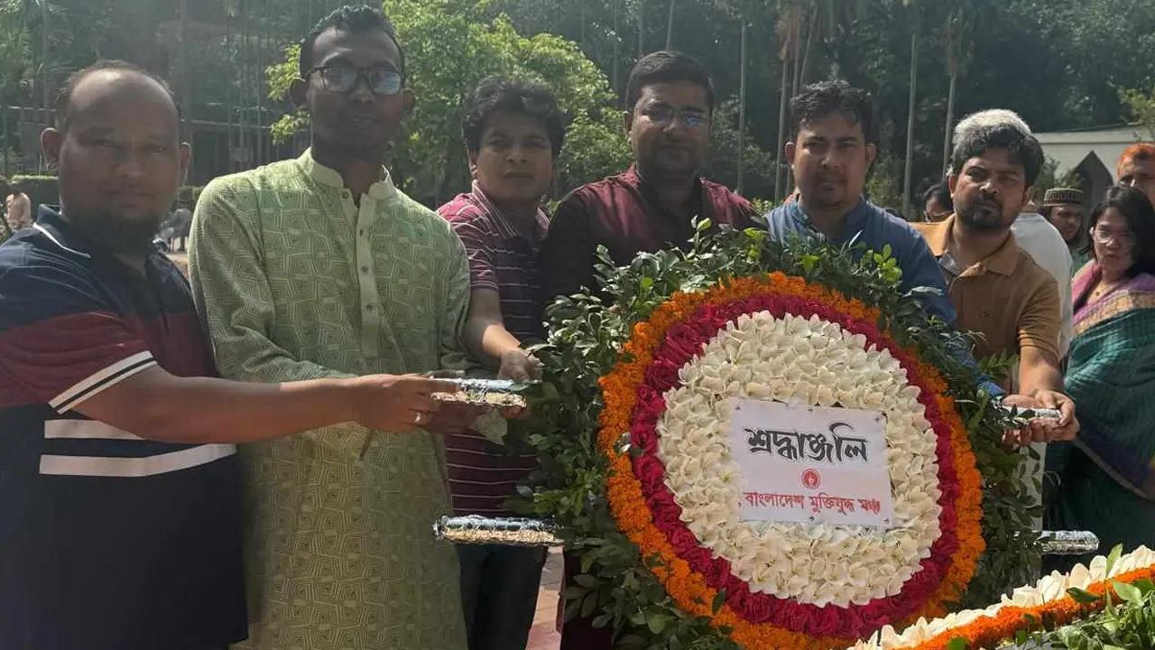 জাতীয় কবির সমাধিতে মুক্তিযুদ্ধ মঞ্চের শ্রদ্ধা নিবেদন। ছবি : কালবেলা