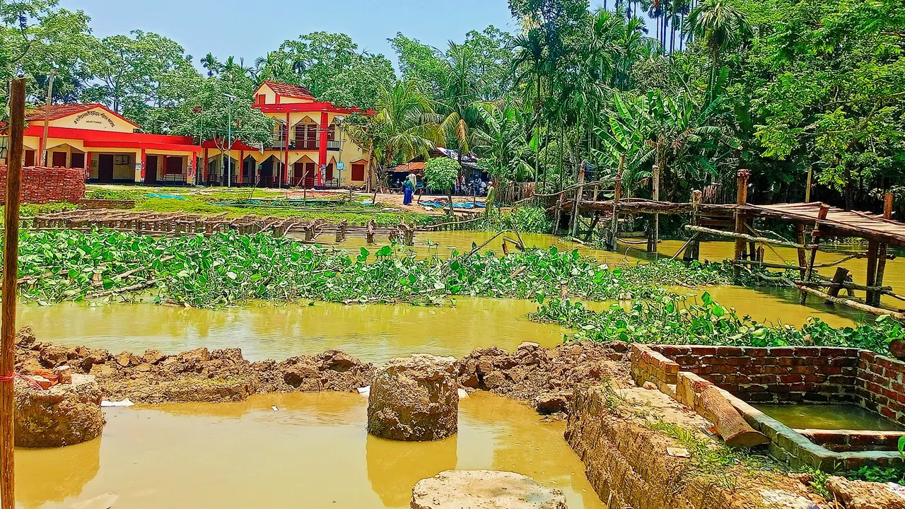 পাঁচ বছরেও শেষ হয়নি সেতুর নির্মাণকাজ, ভোগান্তিতে স্থানীয়রা। ছবি : কালবেলা