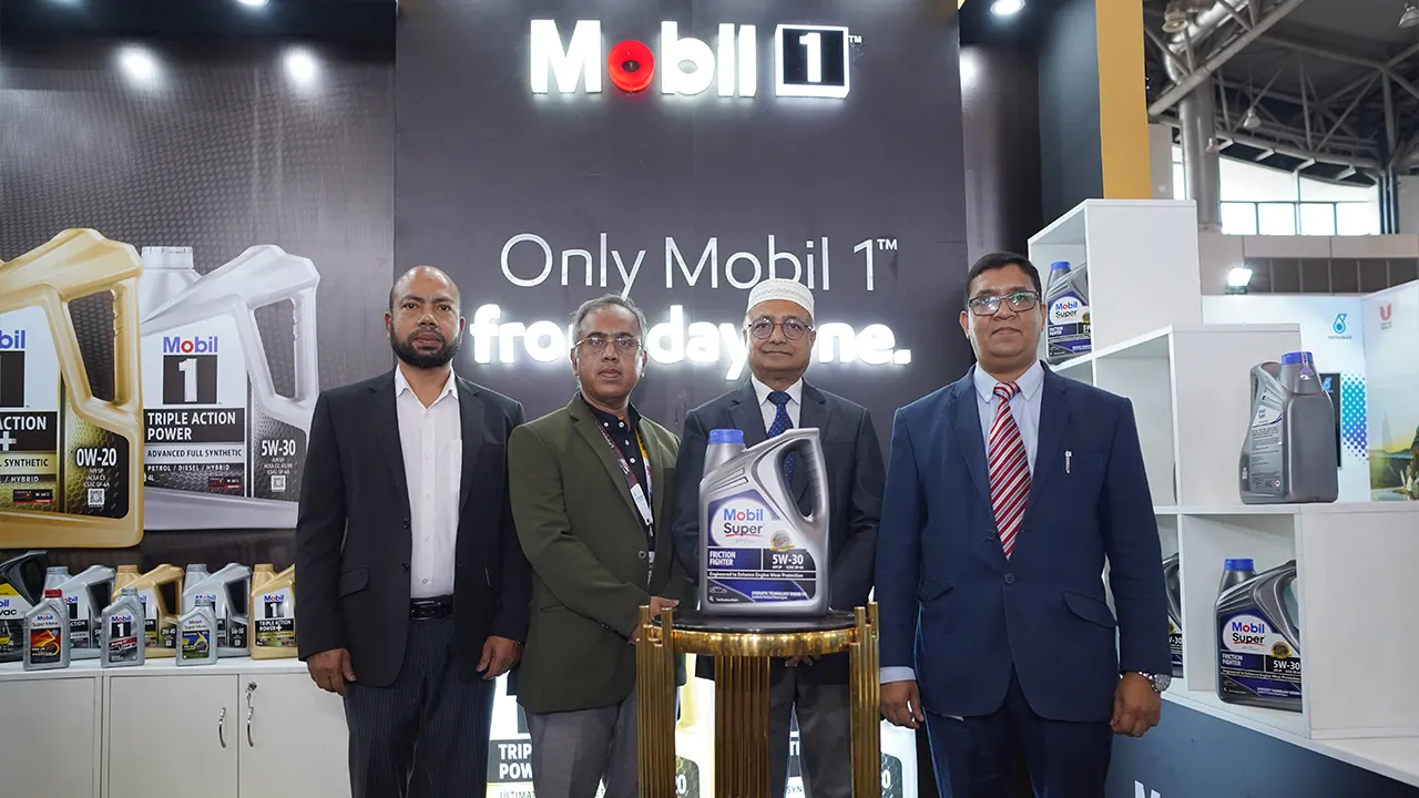 ঢাকা মোটর শো-তে Mobil প্রোডাক্ট -এর মোড়ক উন্মোচন করা হয়। ছবি : সৌজন্য