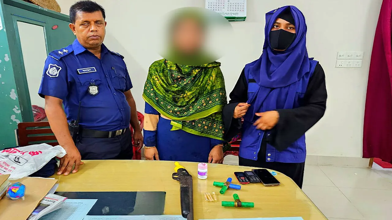 অস্ত্র ও মাদকসহ গ্রেপ্তার লিজা আক্তার। ছবি : কালবেলা