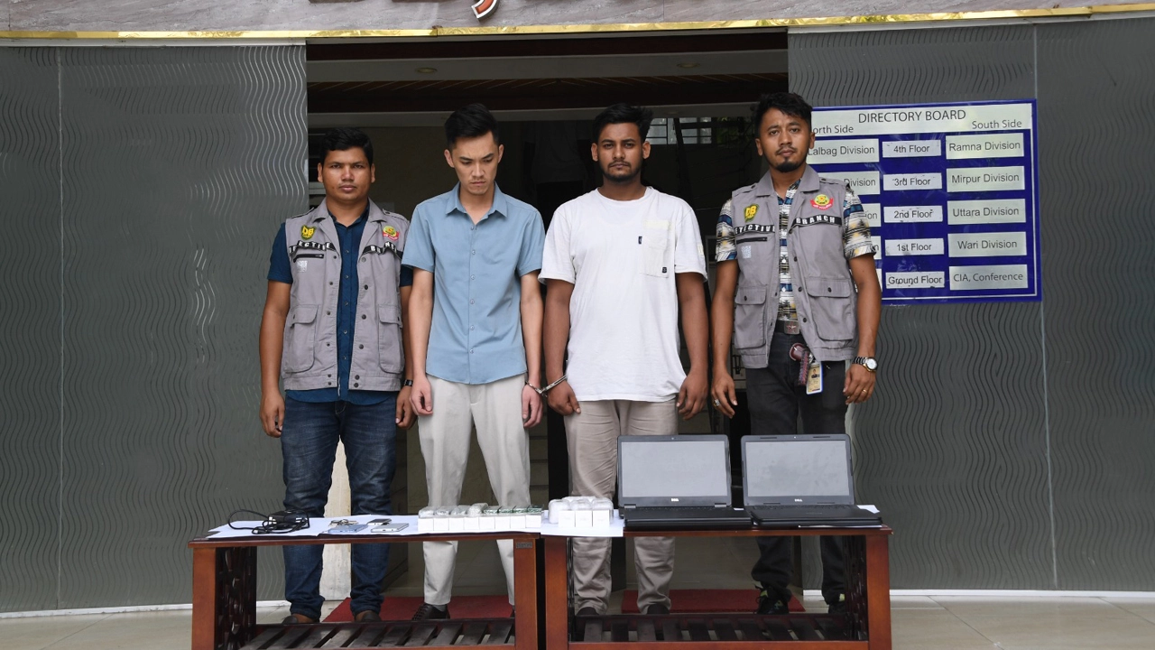 ডিবি সাইবার ক্রাইম বিভাগের (দক্ষিণ) অভিযানে গ্রেপ্তারকৃতরা। ছবি : সংগৃহীত