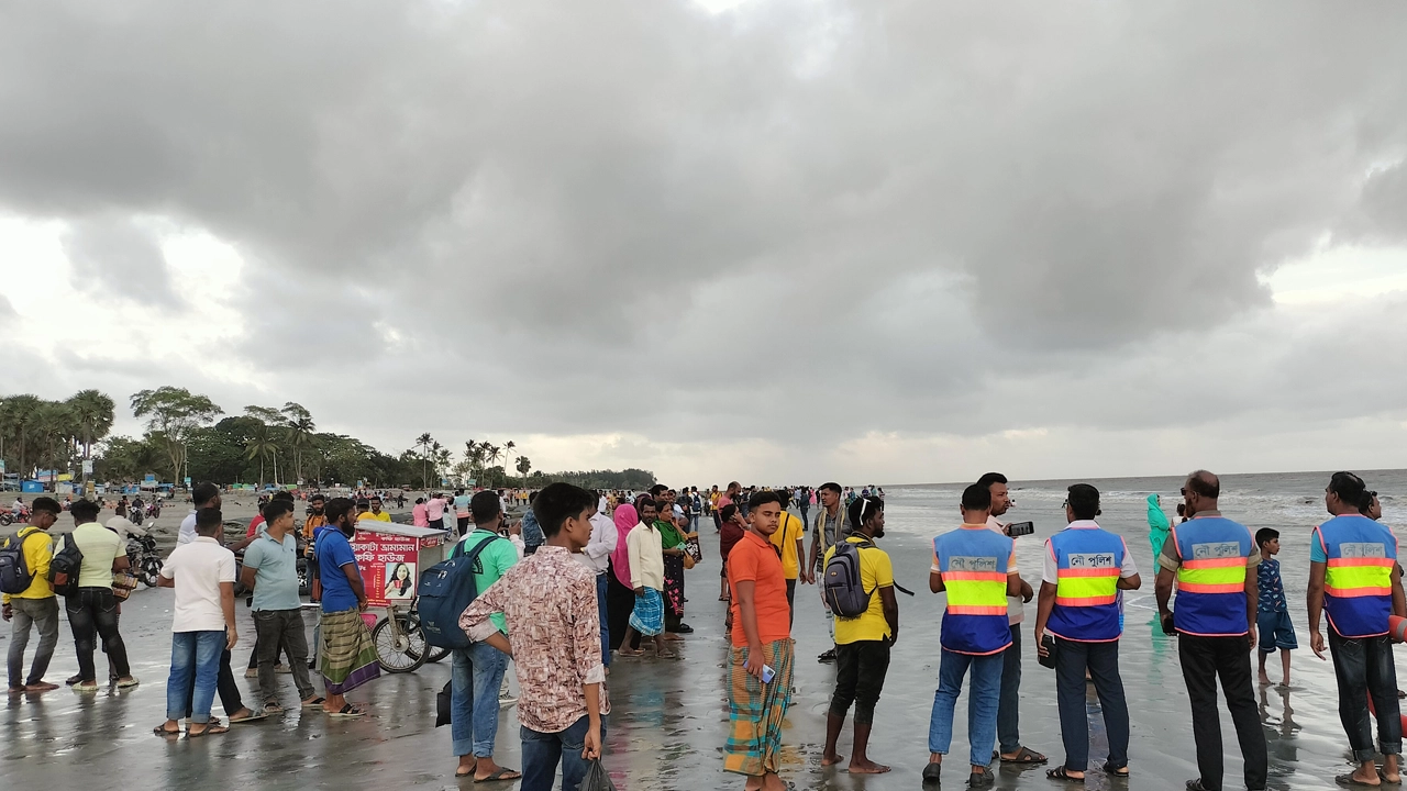 বৈরী আবহাওয়ায় পটুয়াখালীর কুয়াকাটার বালিয়াড়িতে পর্যটকদের আনাগোনা বেড়েছে। ছবি : কালবেলা