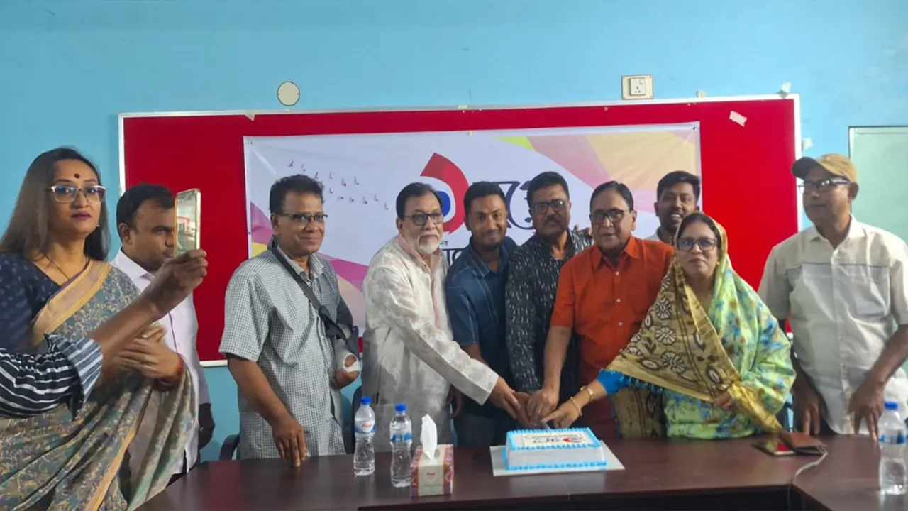ঢাকা টাইমস -এর এক যুগে পদার্পণে সাতক্ষীরা প্রেস ক্লাবে আলোচনা সভায় অতিথিরা। ছবি : কালবেলা