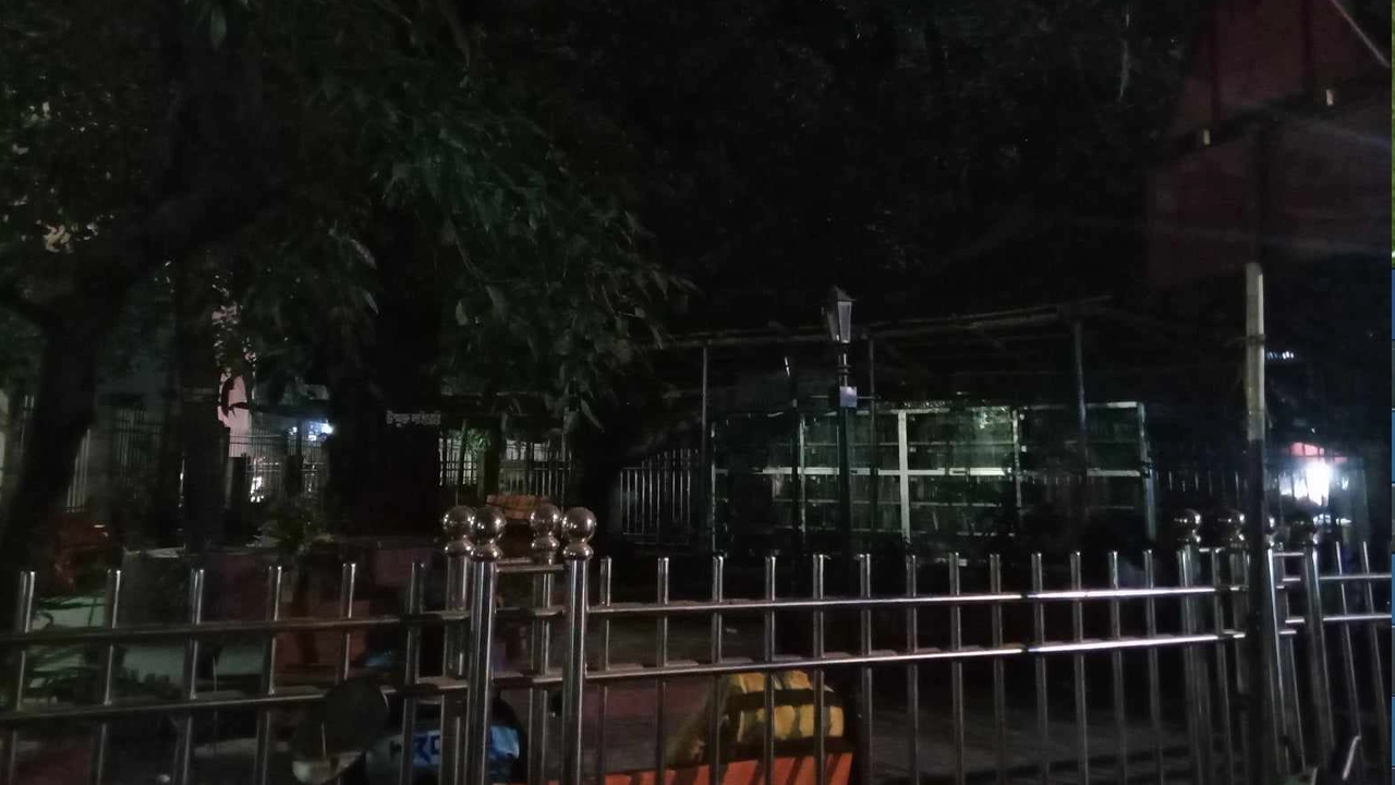 অন্ধকারাচ্ছন্ন উন্মুক্ত লাইব্রেরি। ছবি : কালবেলা