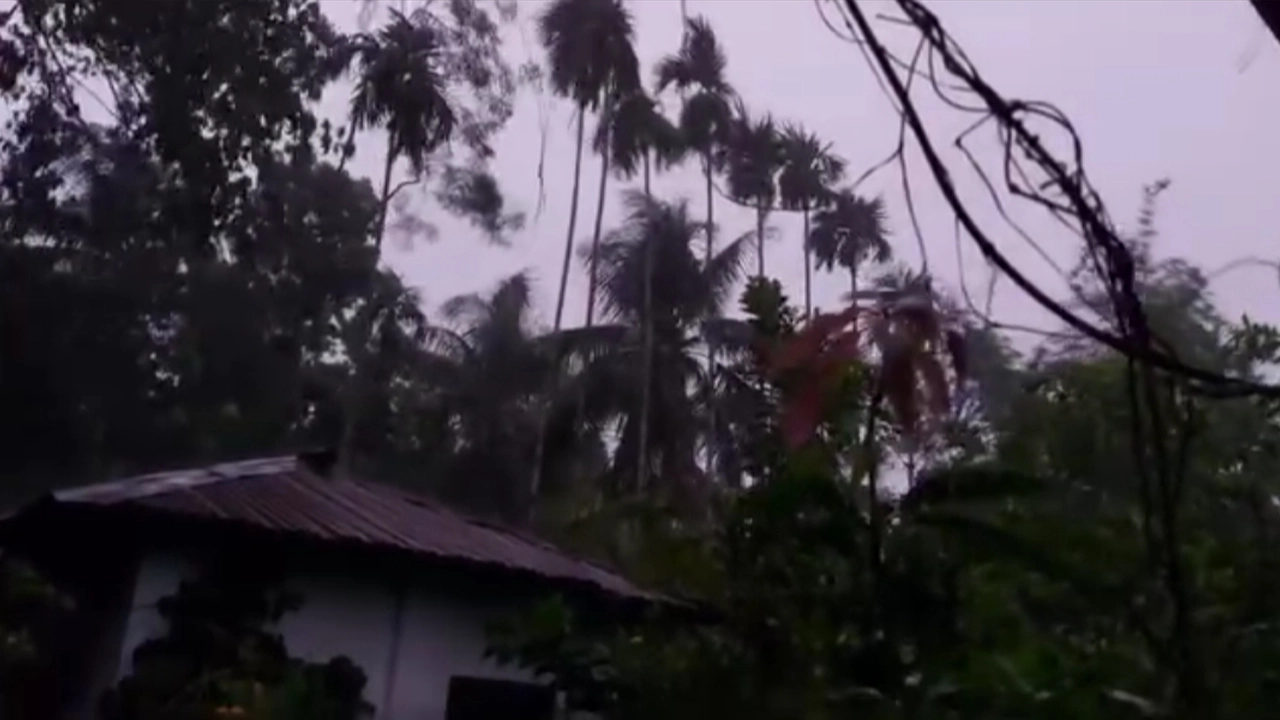 টেকনাফ উপকূলে সাগরের পানির উচ্চতা বৃদ্ধির পাশাপাশি প্রচণ্ড বাতাস শুরু হয়েছে। ছবি : কালবেলা