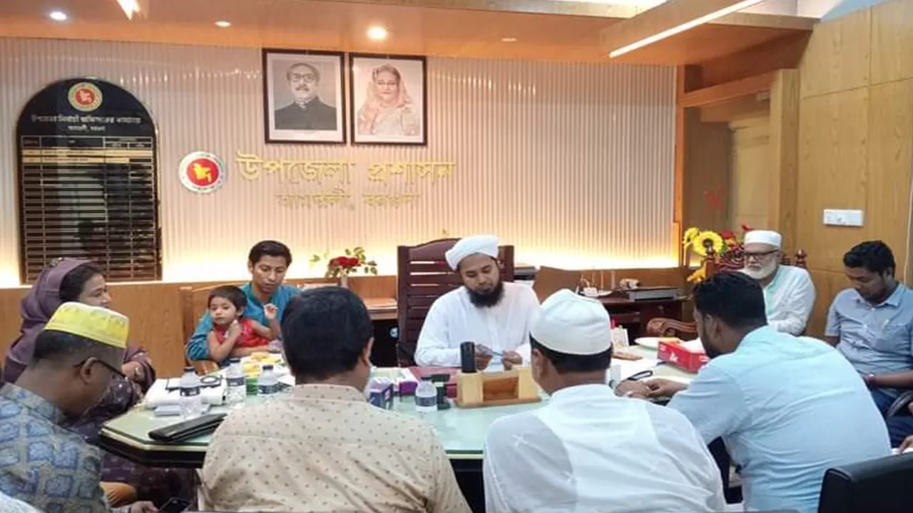 আমতলী উপজেলা প্রশাসনের উদ্যোগে দুর্যোগ প্রস্ততি কমিটির জরুরি সভা। ছবি : কালবেলা