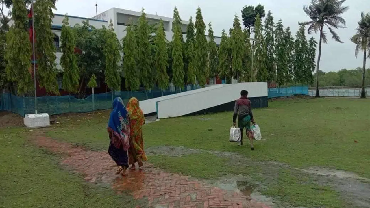 আশ্রয়কেন্দ্রে যাচ্ছেন উপকূলবাসী : কালবেলা