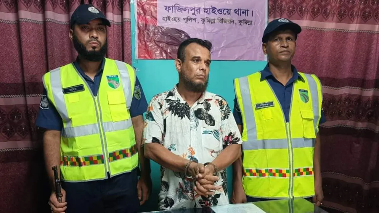 ইয়াবাসহ রাখিবুল হাসানকে গ্রেপ্তার করে হাইওয়ে পুলিশ। ছবি : কালবেলা