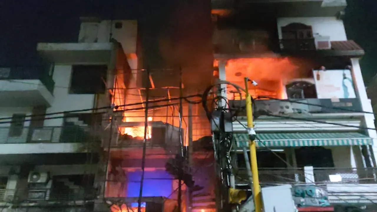 আগুন লাগা ভবন। ছবি : সংগৃহীত