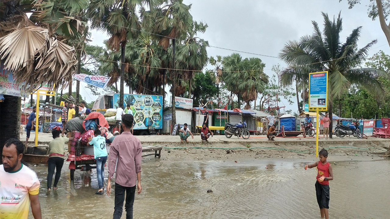 নিরাপদ স্থানে দোকান সরান ভাসমান ব্যবসায়ীরা। ছবি : কালবেলা