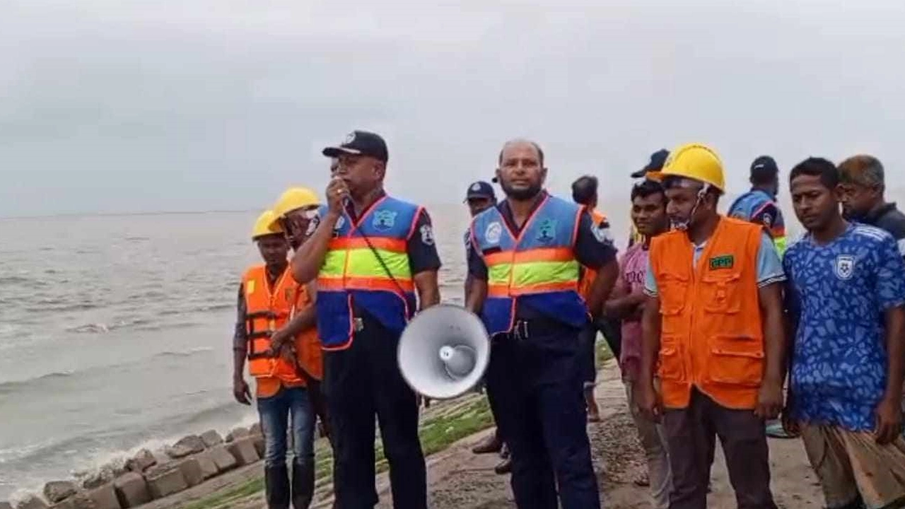 রামগতির মেঘনা নদীর উপকূলীয় এলাকার লোকজনকে সতর্ক করে মাইকিং করা হচ্ছে। ছবি : কালবেলা