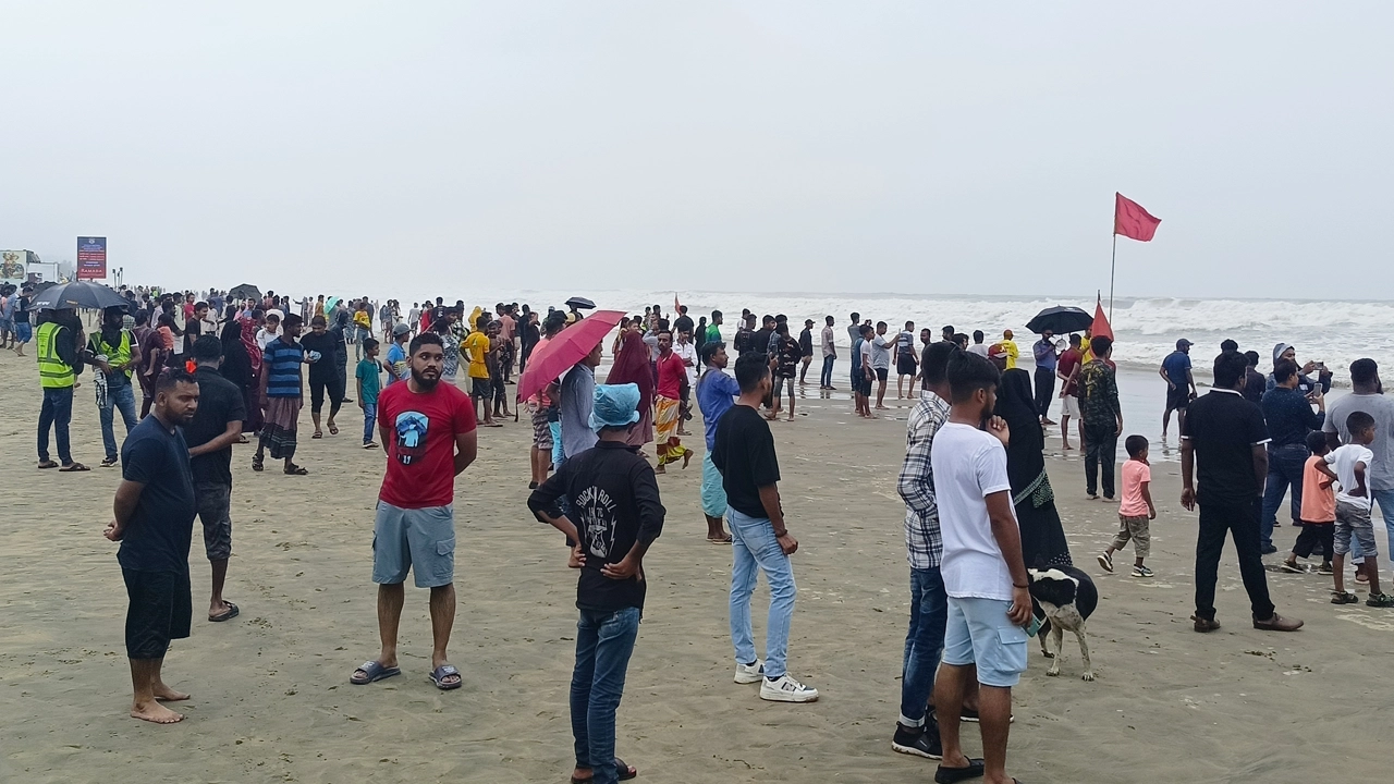 ঘূর্ণিঝড় রিমালের তীব্রতা দেখতে সৈকত তীরে ভিড় জমিয়েছেন পর্যটক-দর্শনার্থীরা। ছবি : কালবেলা