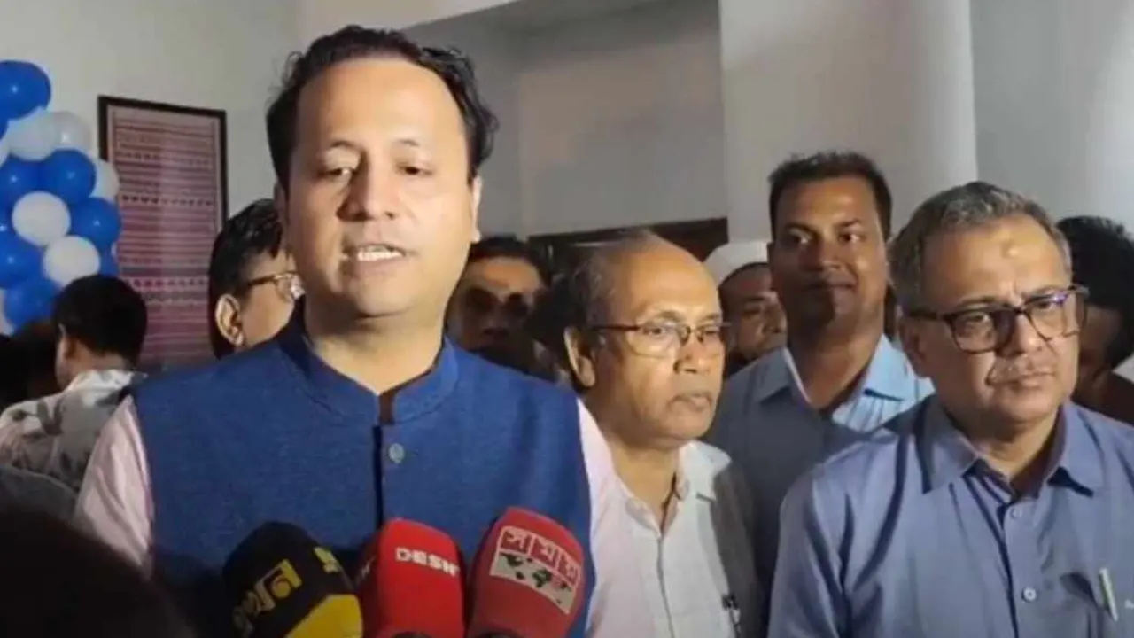 শিক্ষা প্রকৌশল অধিদপ্তরের ২০২৩-২৪ অর্থবছরের সংশোধিত এডিপি বাস্তবায়ন এবং চলমান উন্নয়ন কাজের অগ্রগতি ও মূল্যায়নবিষয়ক কর্মশালা শেষে সাংবাদিকদের সঙ্গে কথা বলেন শিক্ষামন্ত্রী ব্যারিস্টার মহিবুল হাসান চৌধুরী নওফেল। ছবি : কালবেলা