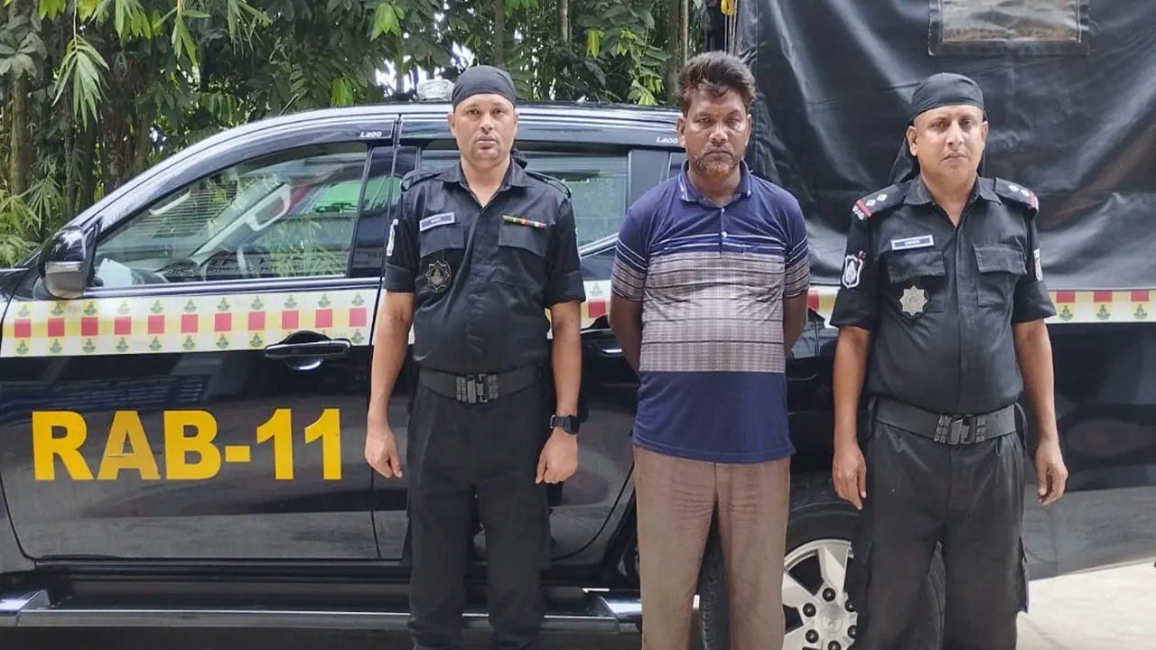 মো. আবু ছিদ্দিককে গ্রেপ্তার করে র‌্যাব। ছবি : কালবেলা